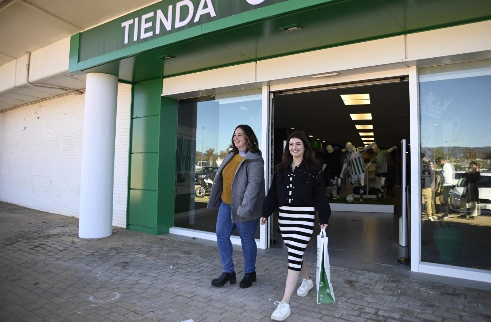 La reapertura de la tienda del Córdoba CF en El Arcángel, en imágenes