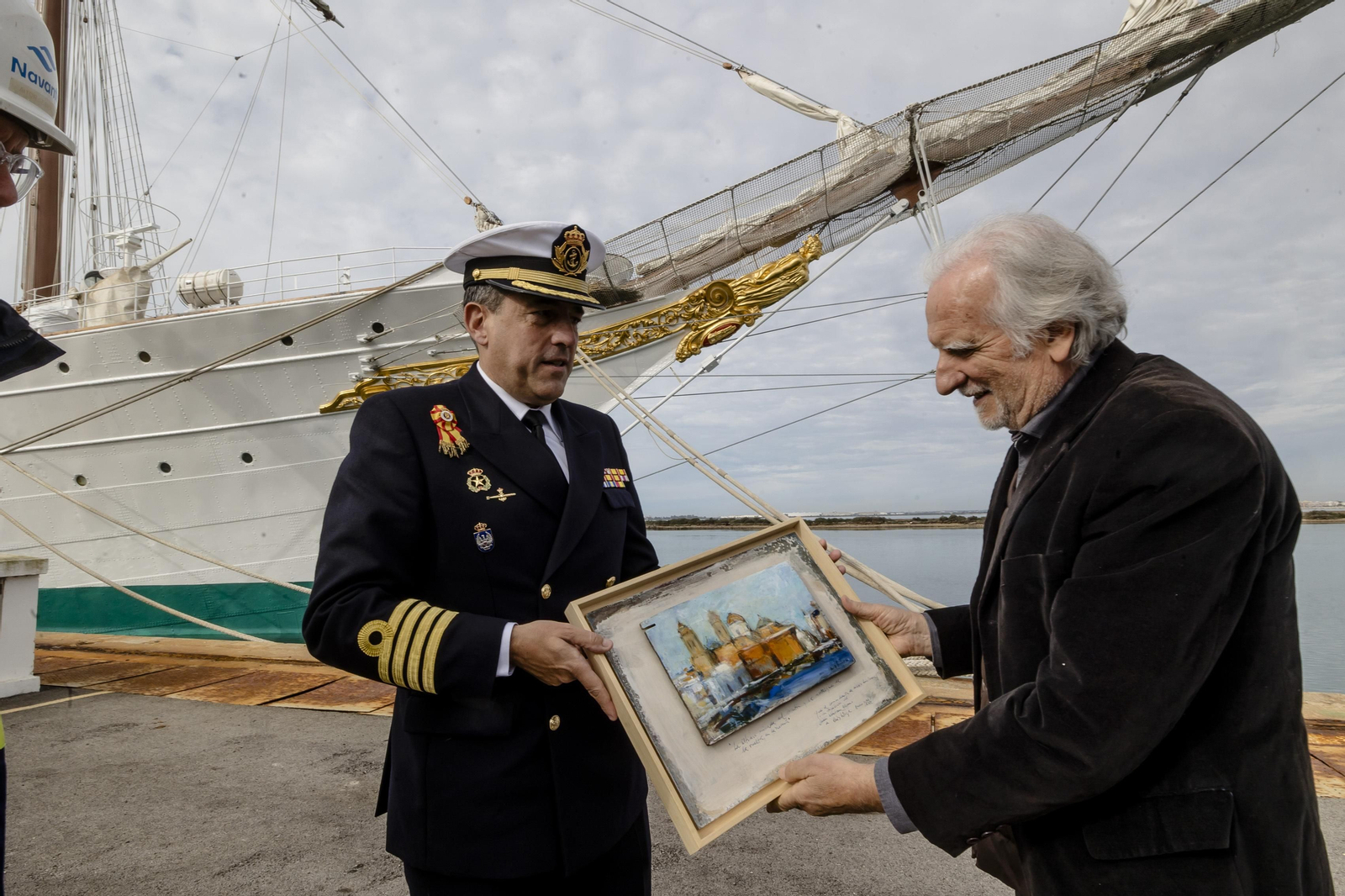 El pintor Manuel Ruiz Ortega entrega al comandante Luis Carreras-Presas do Campo la obra que ha donado para el buque.