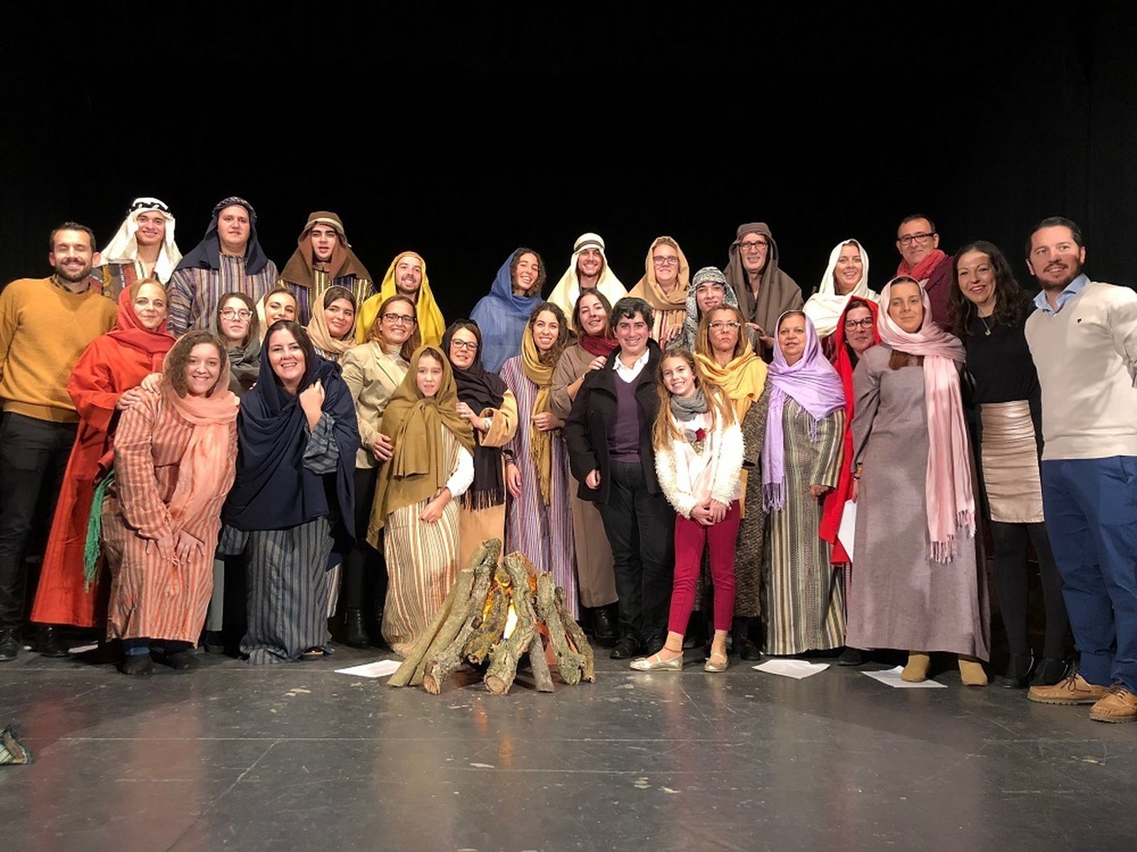 Jóvenes de la Hermandad de las Tres Caídas representan una escena