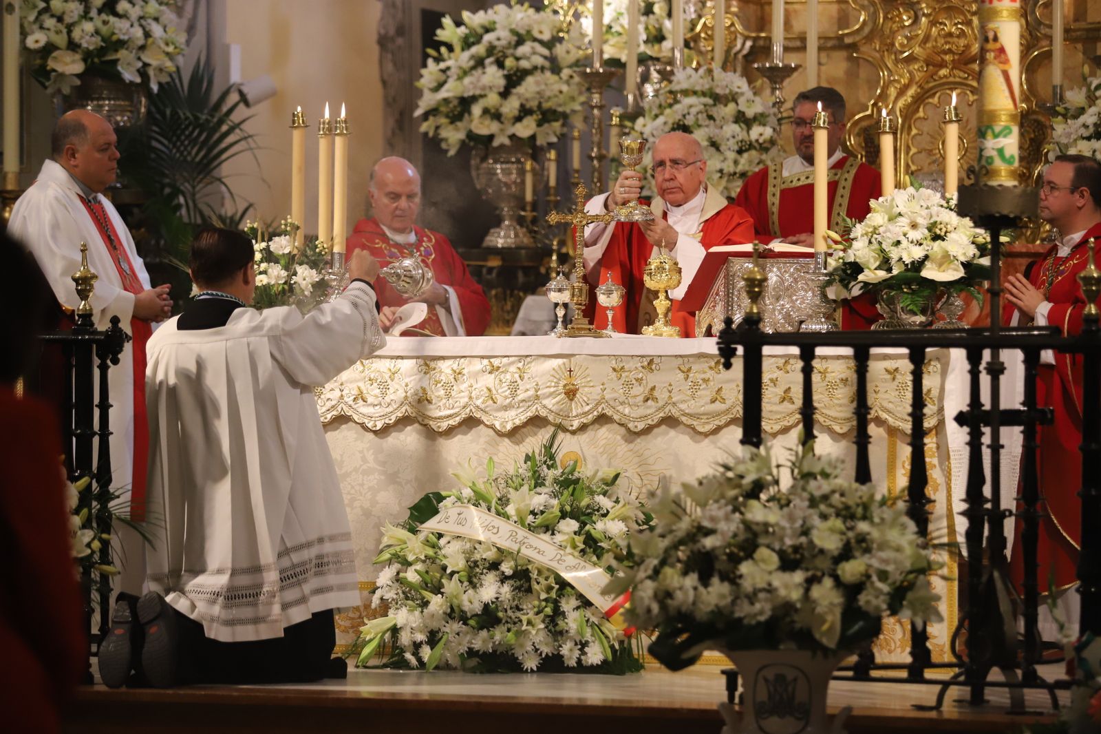 Imágenes de la misa de Pentecostés atípica y a puerta cerrada por el coronavirus, en la parroquia de la Asunción de Almonte