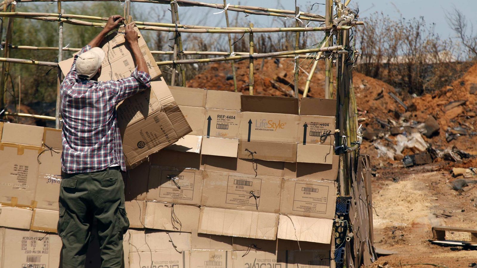 Las labores de acondicionamiento revisten la urgencia de no tener donde dormir.