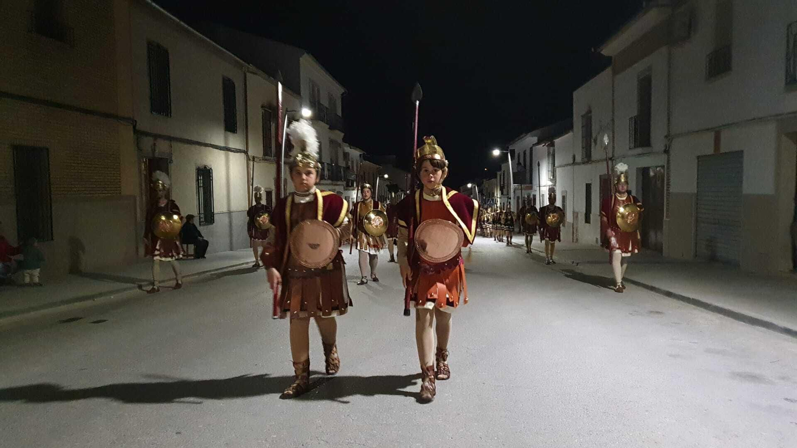 Lunes Santo en Castro del Río: La ofrenda floral de las escoltas romanas, en fotografías