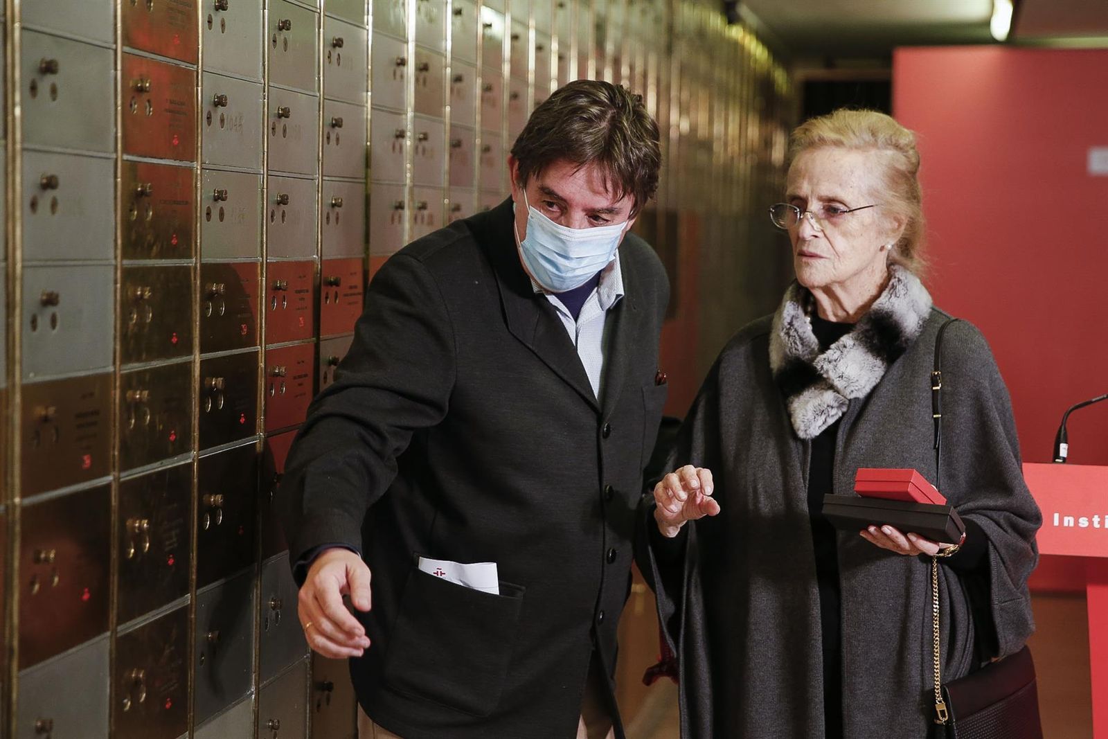 María Victoria Atencia junto al director del Instituto Cervantes, Luís García Montero, deposita su en la Caja de las Letras del Instituto.