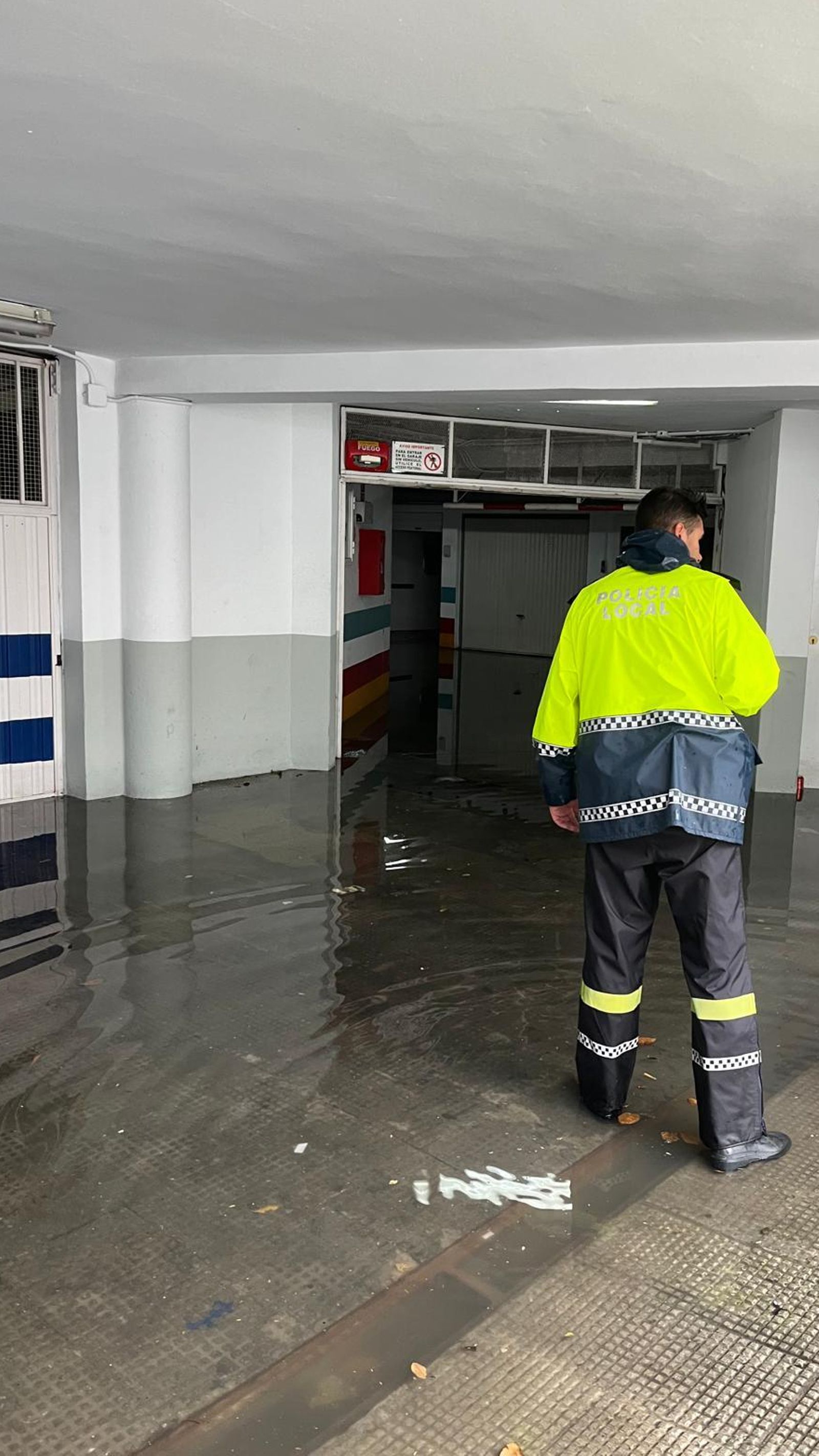 Un Policía Local interviene en un garaje inundado en Rota. Un Policía Local interviene en un garaje inundado en Rota.