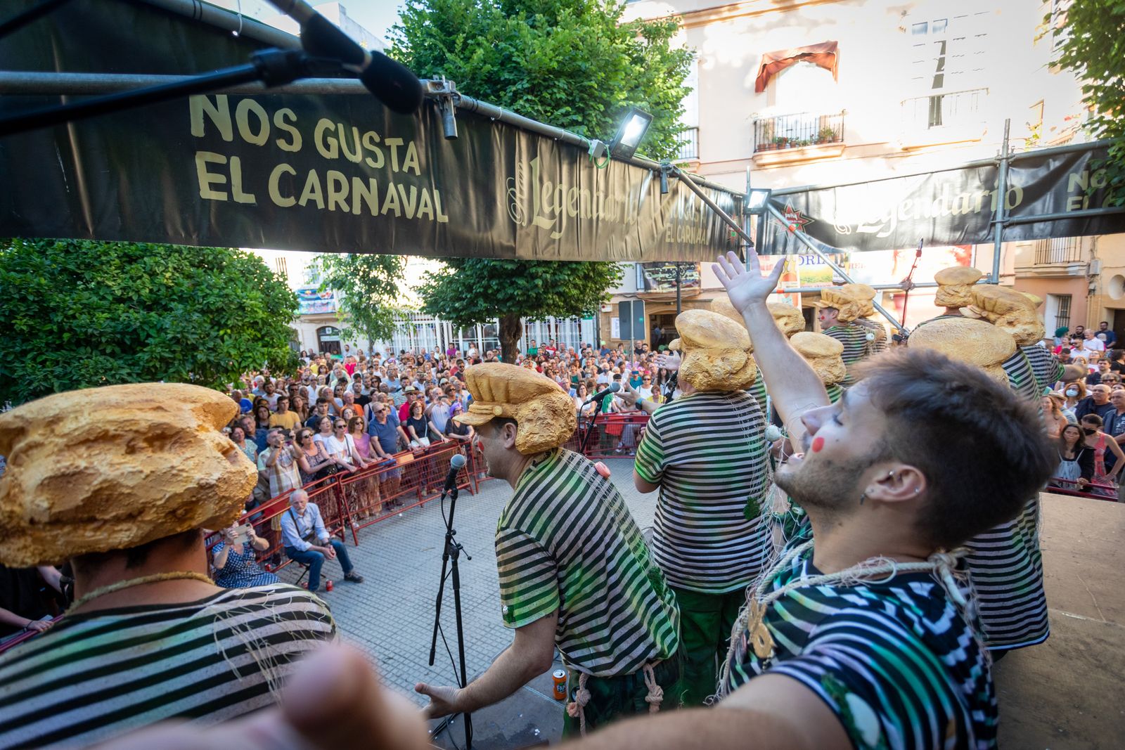 La Peña La Estrella vuelve a encender la calle con sus tradicionales premios a las coplas del Carnaval