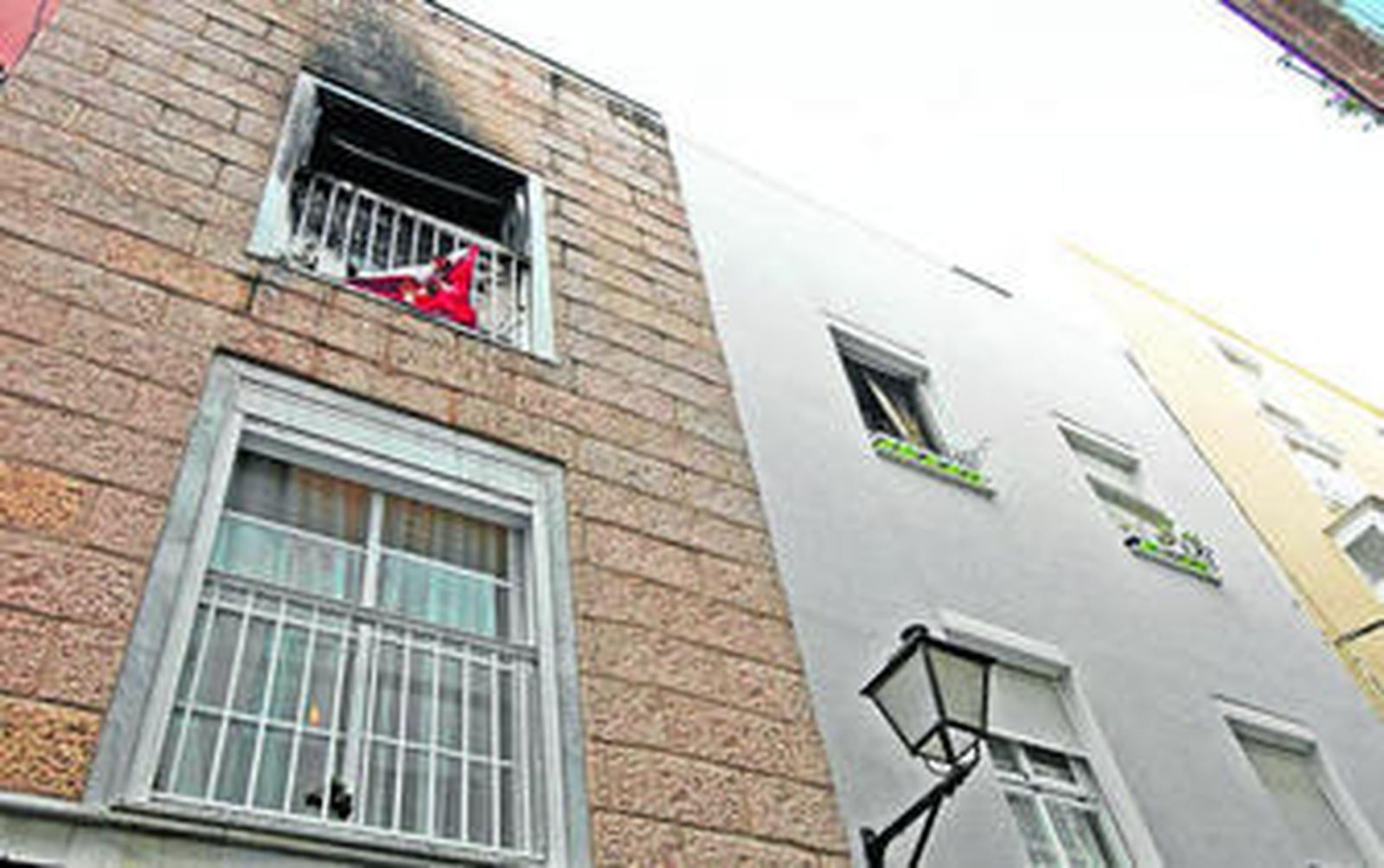 Estado en el que quedó el exterior del balcón de la vivienda afectada por el siniestro en el 13 de Marqués del Real Tesoro.