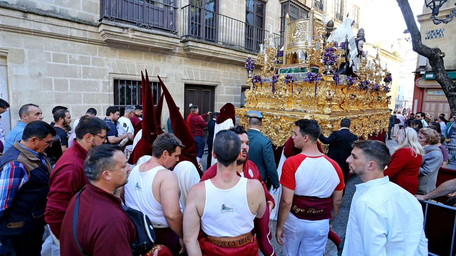 El paso del Soberano Poder, parado en la plaza de la Yerba mientras una de las trabajaderas era reparada.