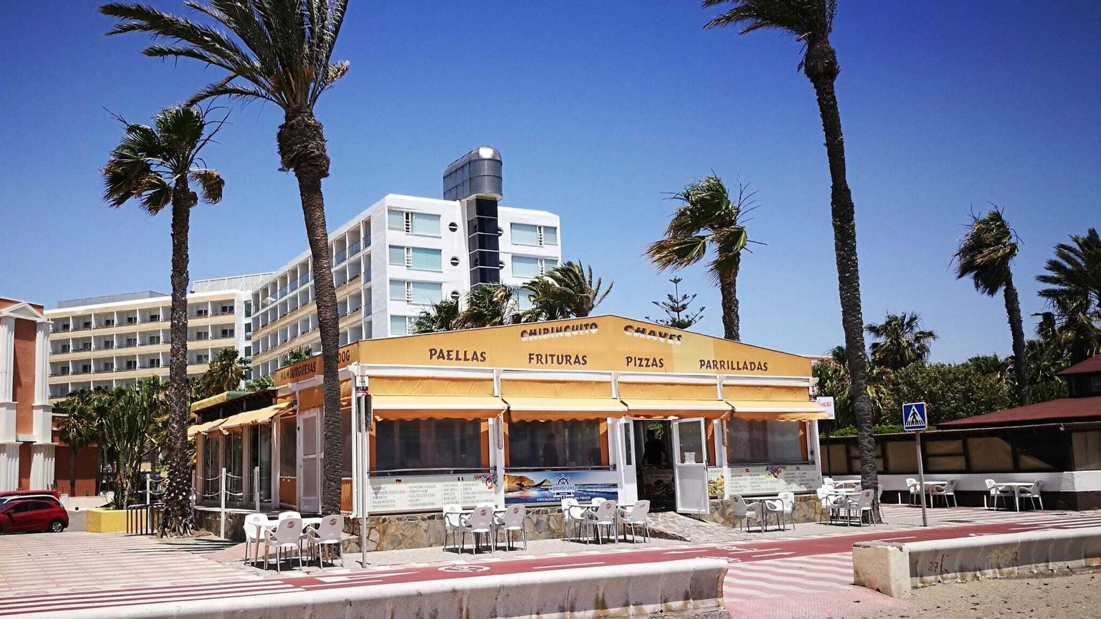 Chiringuito Chaves, en primera línea de playa de Roquetas de Mar