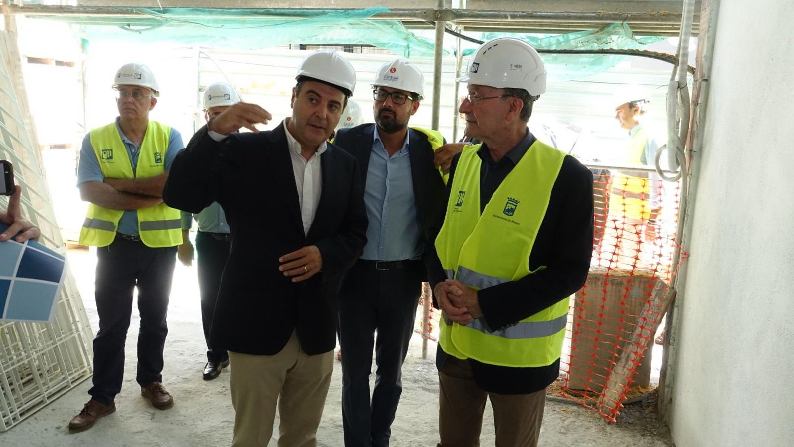 El alcalde visita unas obras.