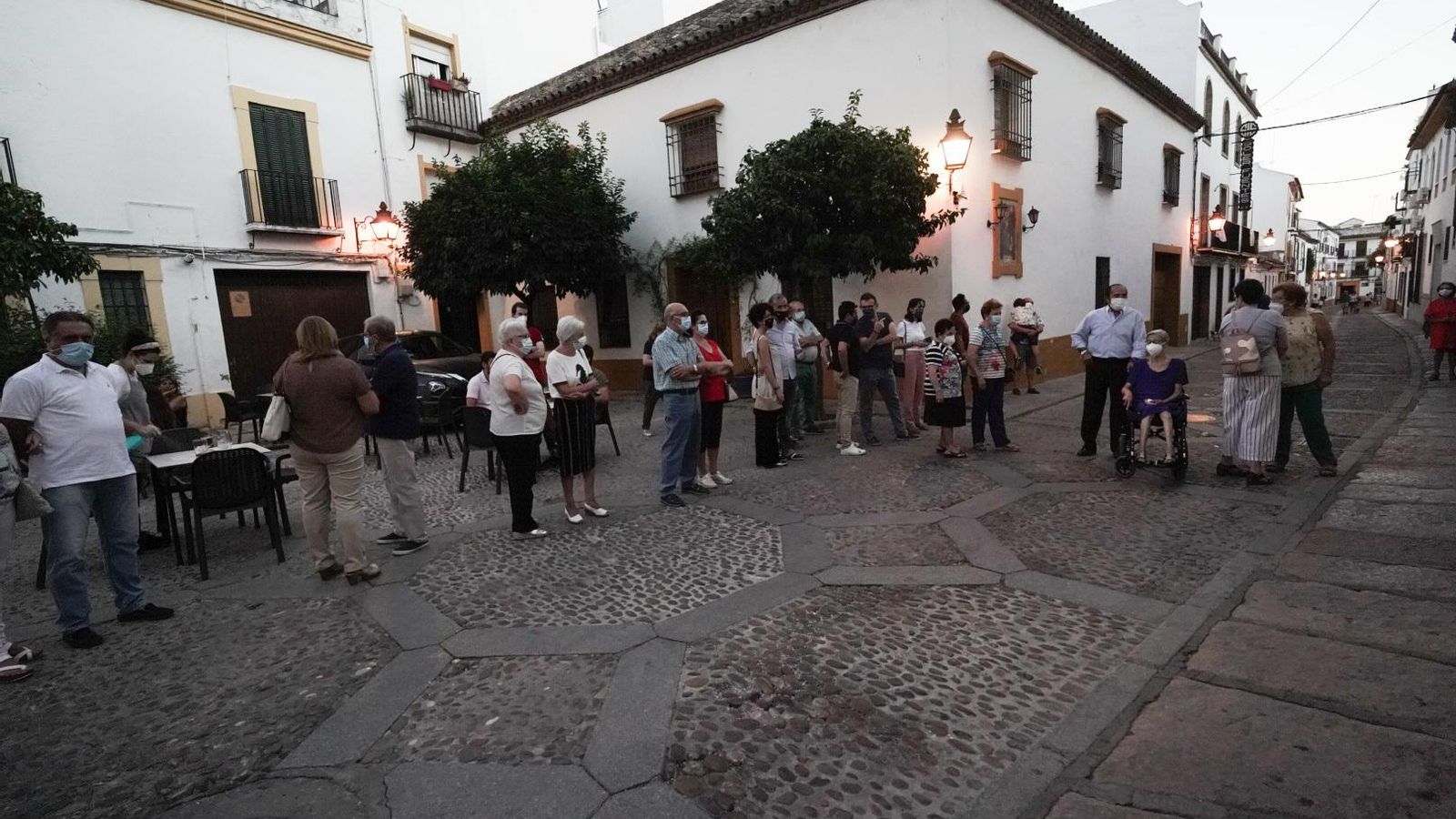 Cola para entrar en la parroquia de La Paz.