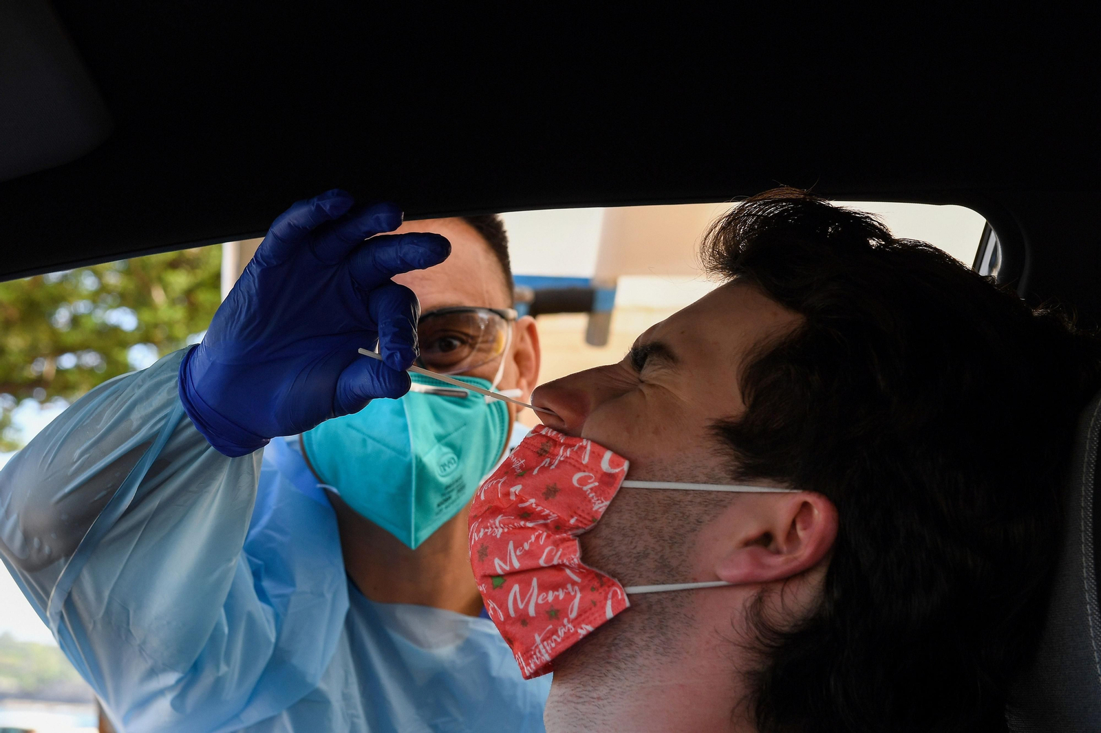 Un sanitario somete a una persona a una PCR