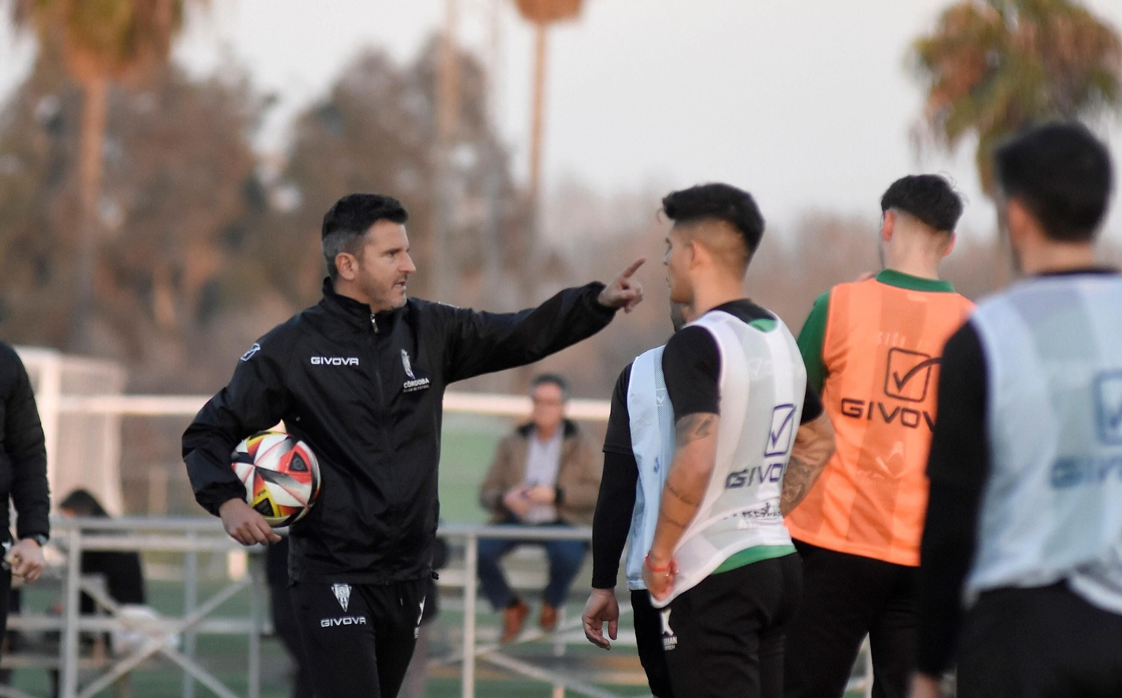 Iván Ania dirige a sus jugadores durante un entrenamiento.