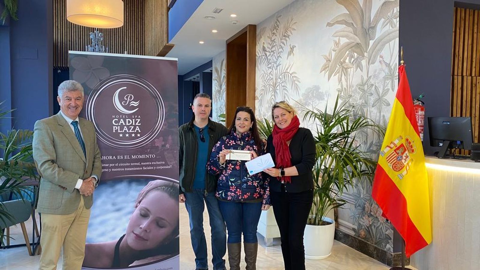 Entrega del bono de Spa a la beneficiaria del sorteo de Navidad de Acosafe.