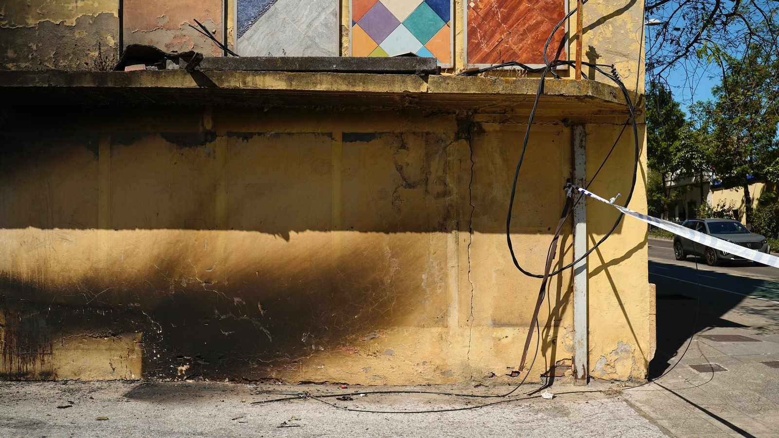 Fotos del edificio abandonado en la avenida Gesto por la Paz de Algeciras una semana después de incendiarse