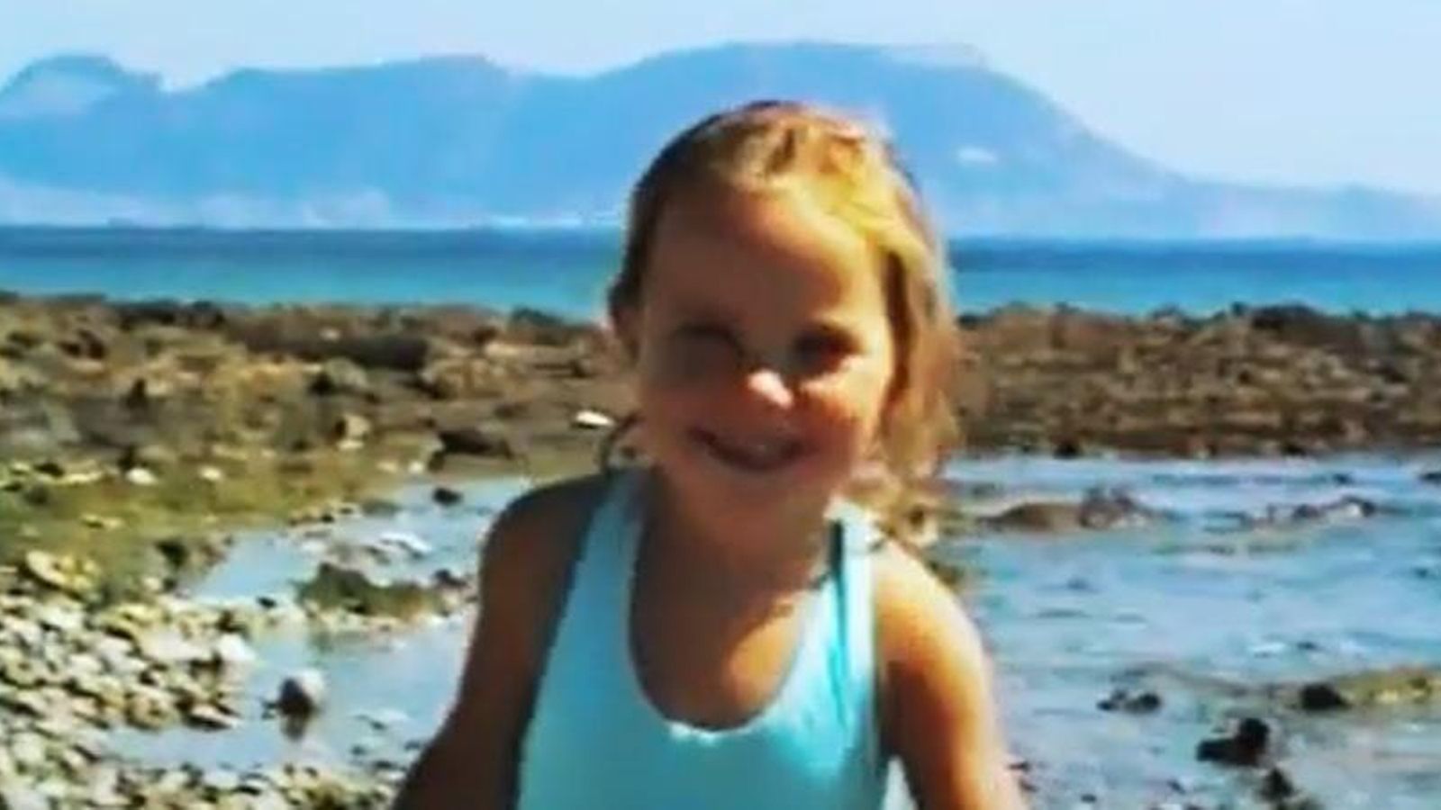 Un fotograma del videoclip, con Brisa Fenoy de niña en Getares.