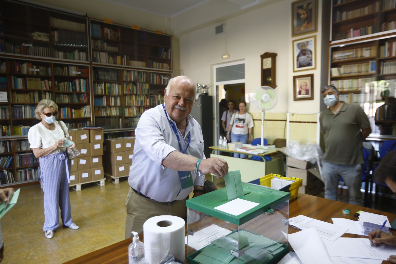 El popular Jesús Aguirre deposita su voto.