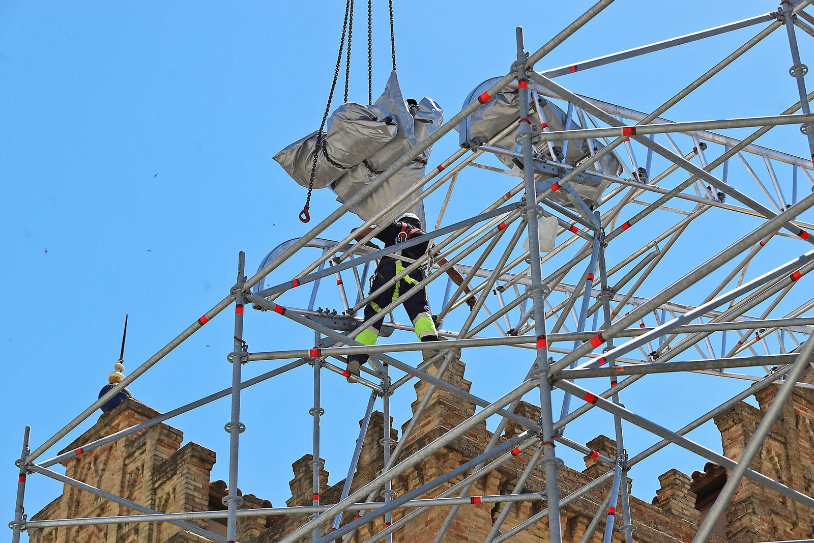 Imágenes del montaje del techo de la antigua estación de trenes de Huelva
