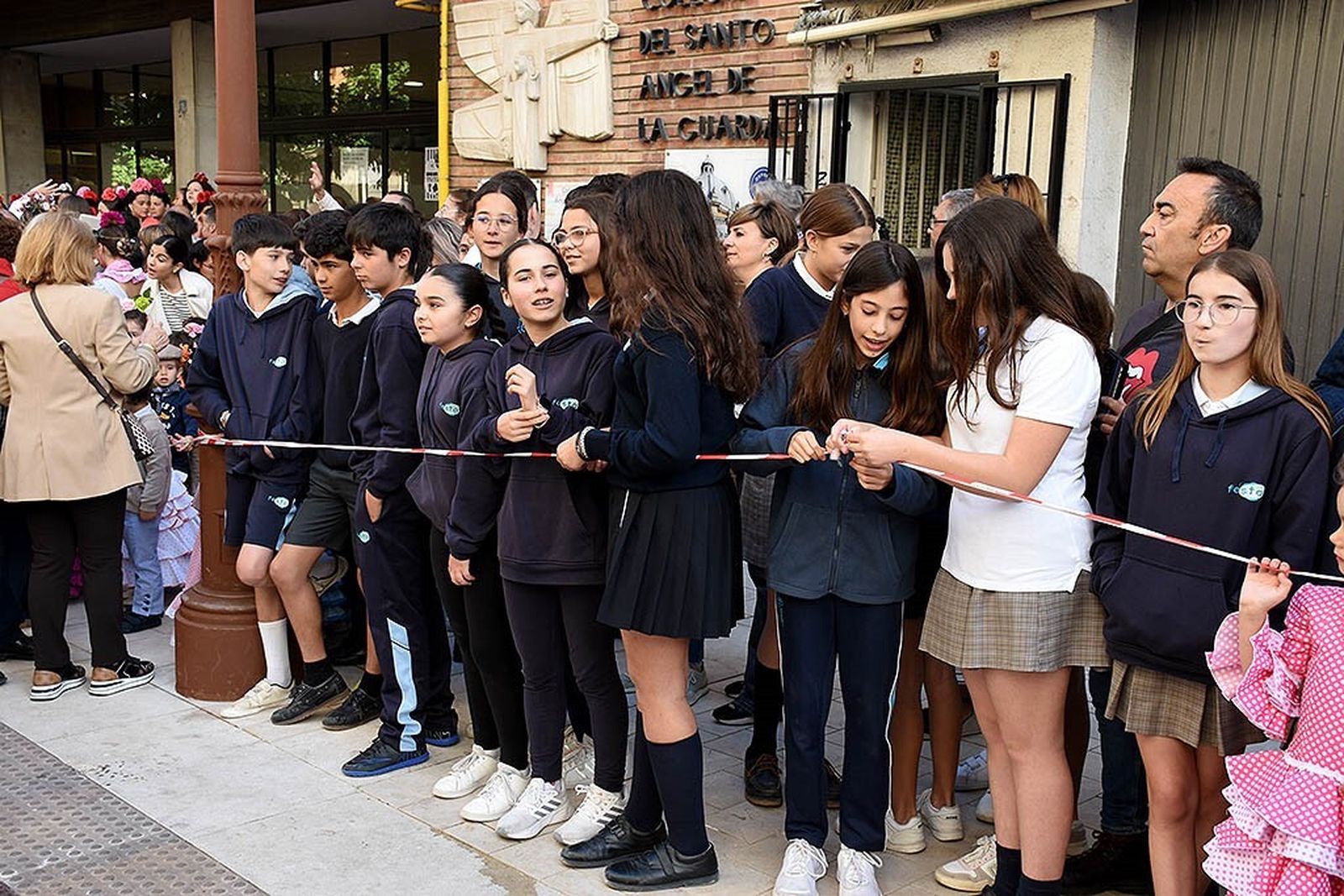 Imágenes de los peregrinos de la Hermandad de Emigrantes en su salida por las calles de Huelva