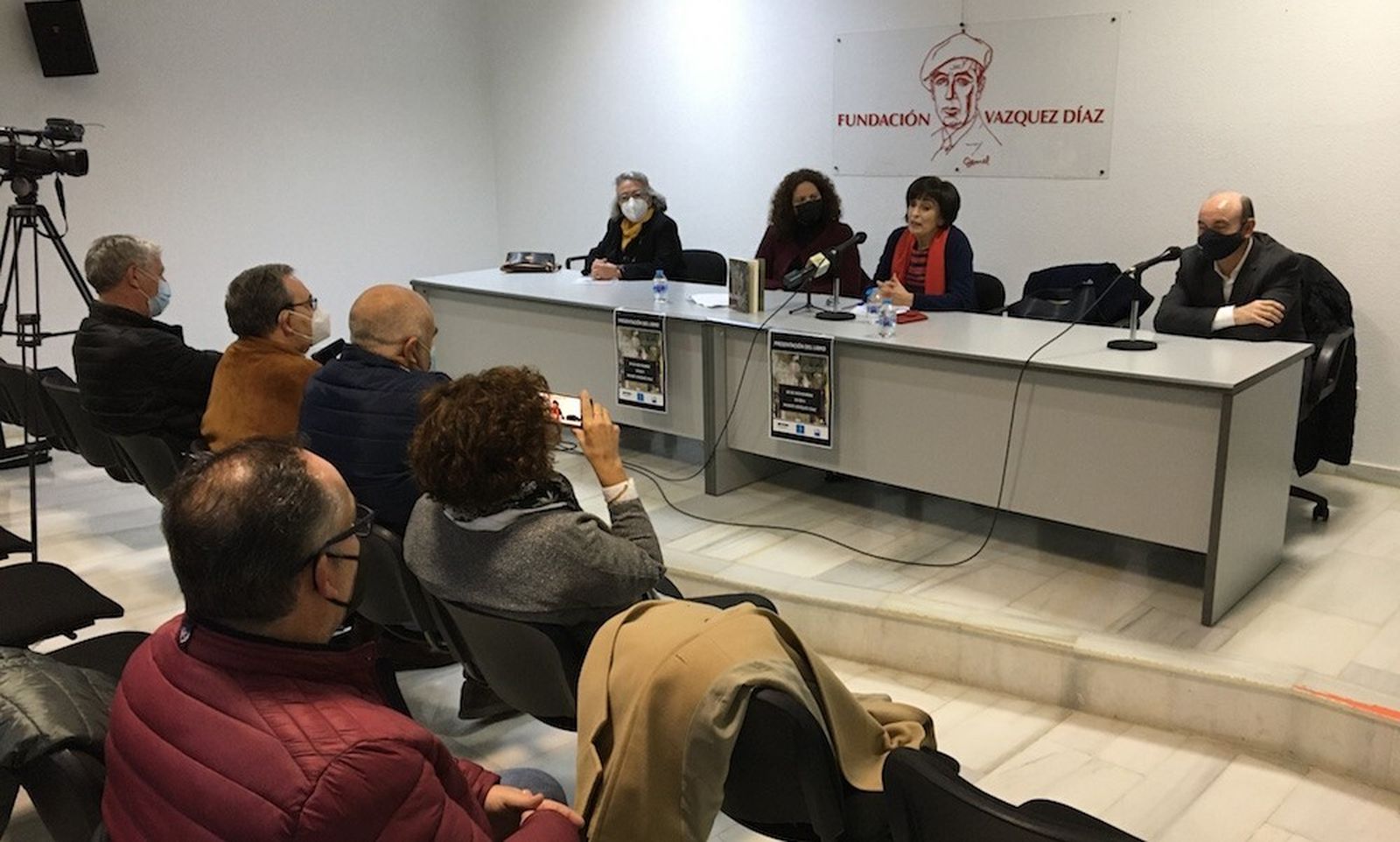 La periodista nervense Antonia Méndez presenta 'El peso del silencio', su primera novela.