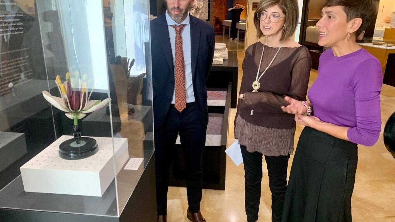 El delegado territorial de Cultura, Eduardo Lucena; la directora del museo, Lola Baena; la directora de Flora, María Van den Eyden.