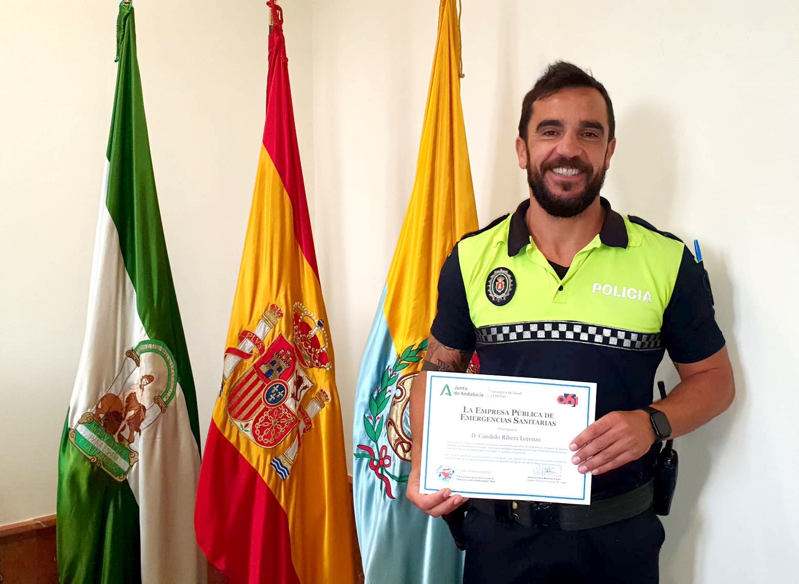 El agente Cándido Rivera, con su reconocimiento al mérito.