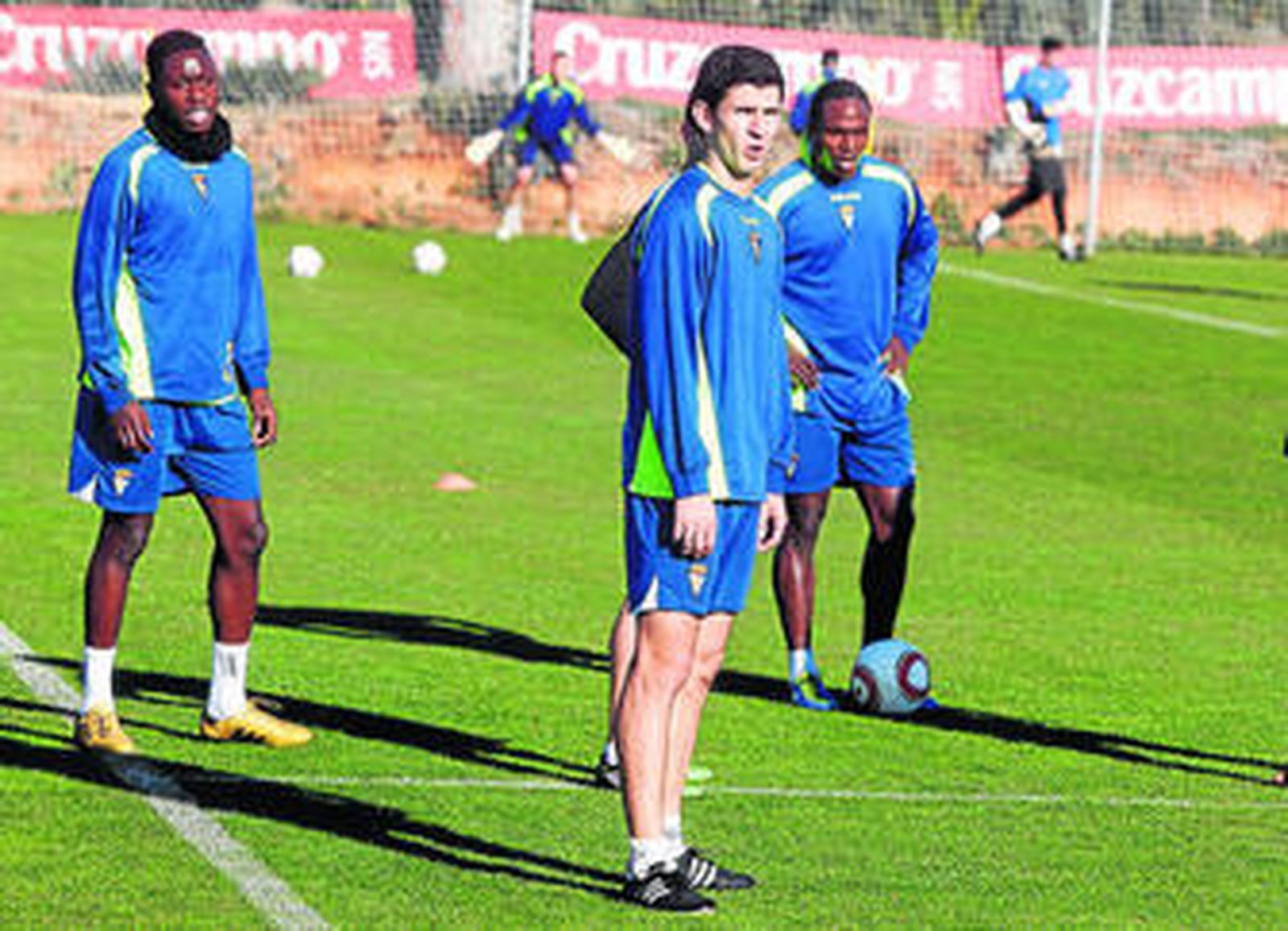 Juanjo (en primer término) vuelve a una convocatoria tras recuperarse de su lesión muscular.