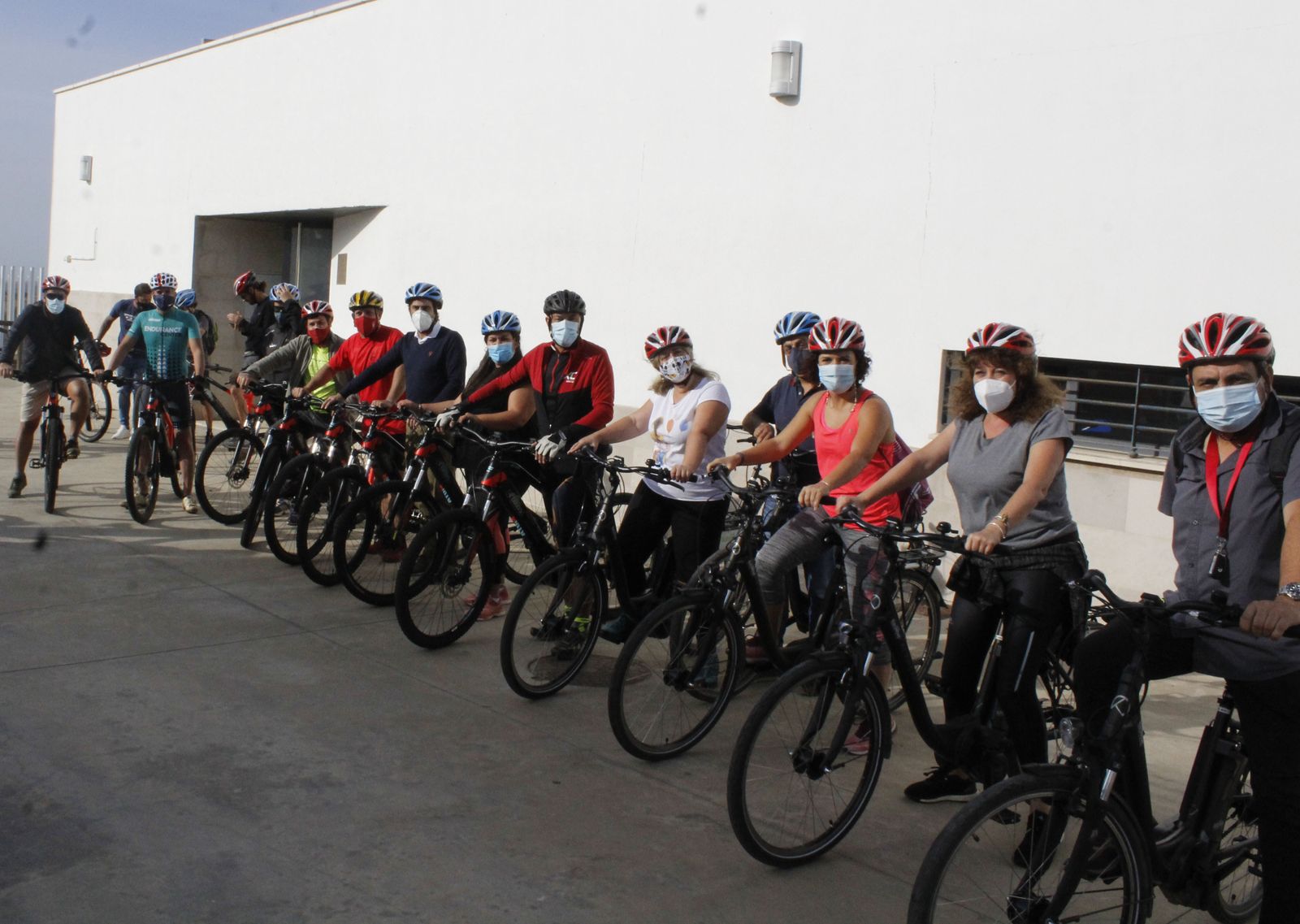 Ciclistas en El Granado durante la jornada de cicloturismo.