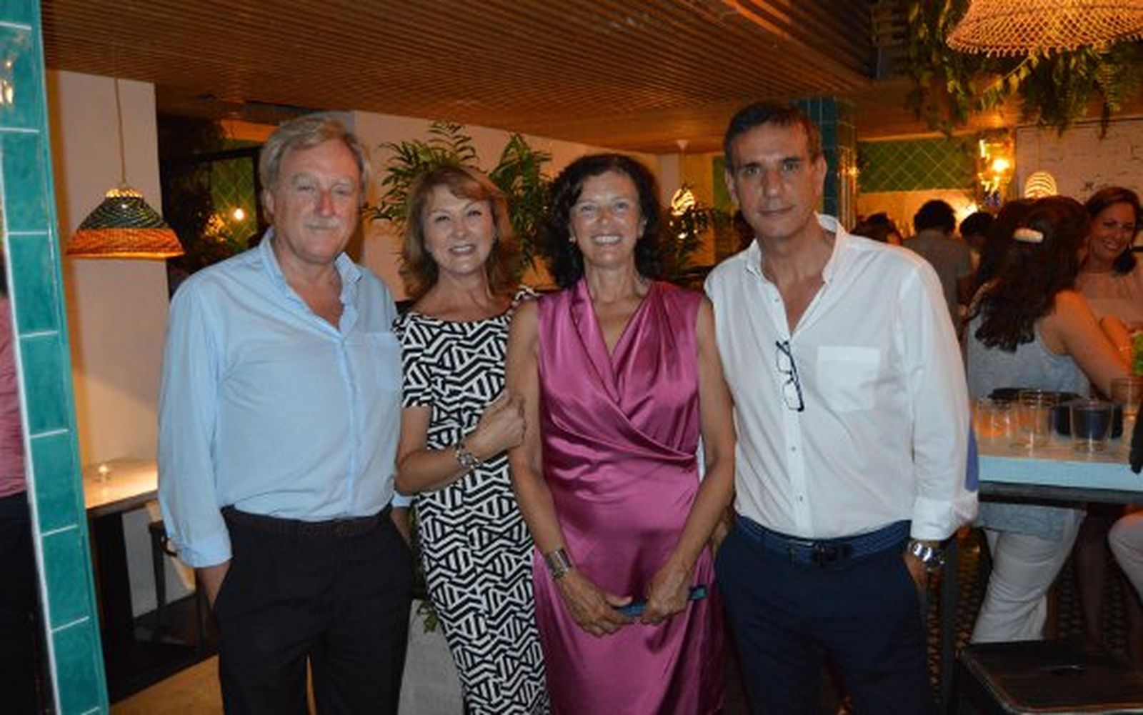 Julio Terrón, Pili y Lourdes Gutiérrez y Miguel Sánchez, acudieron juntos a la inaguración.

Foto: Ignacio Casas de Ciria