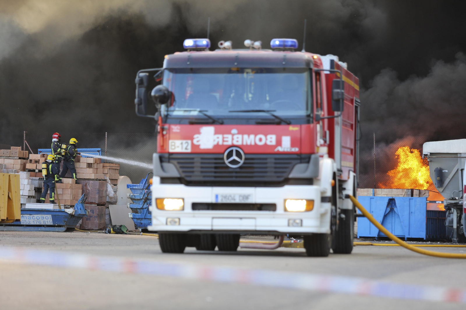 El incendio en el polígono Guadalhorce de Málaga, en fotos