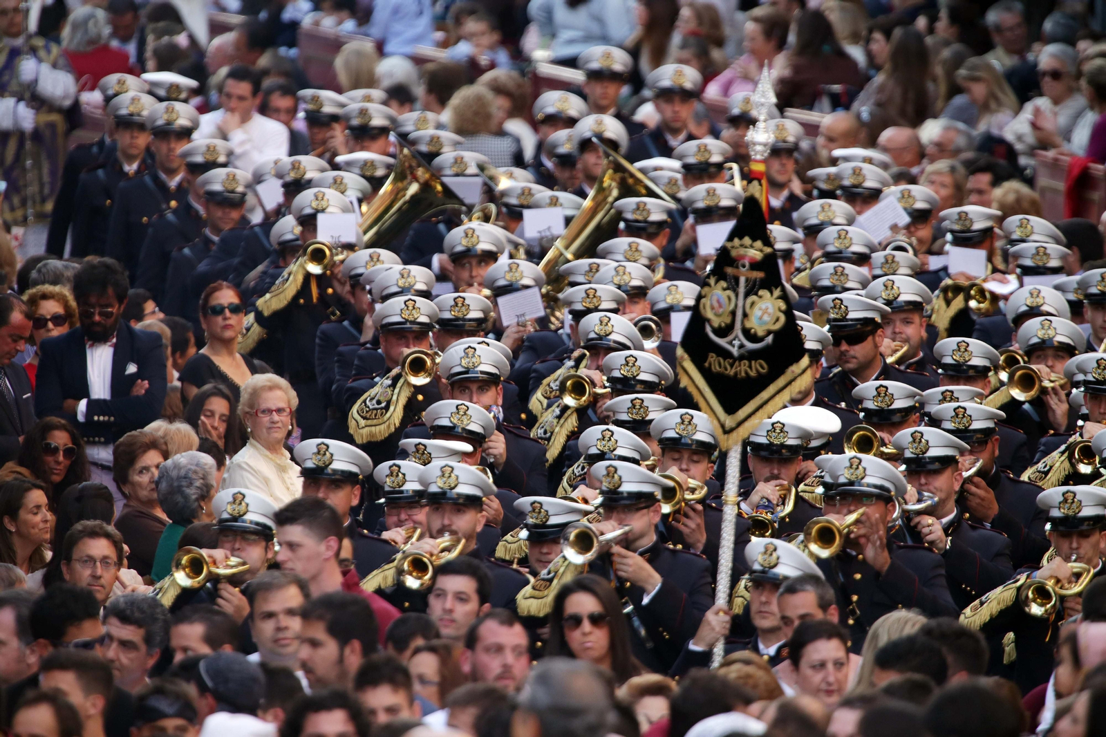 La Banda del Rosario de Cádiz Renueva su Compromiso con la Hermandad de La Entrega para el Sábado de Pasión 2025