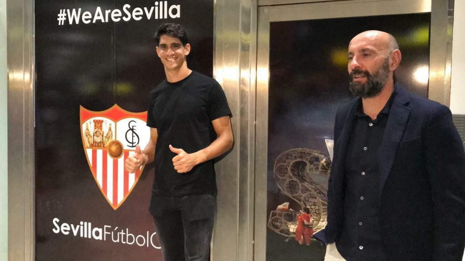 Bono sonríe en presencia de Monchi ante la puerta de salida del aeropuerto.