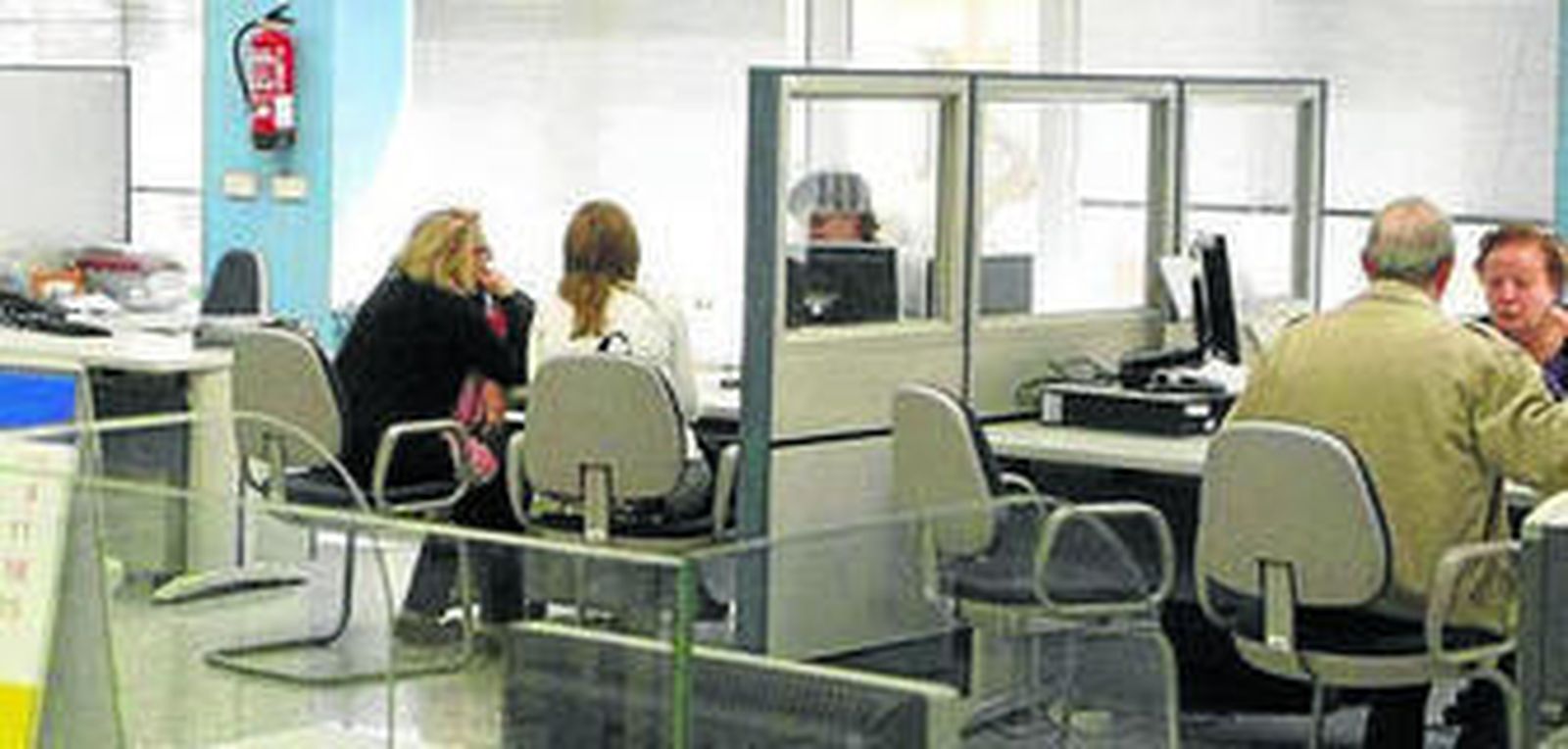 Contribuyentes atendidos en una delegación de la Agencia Tributaria.