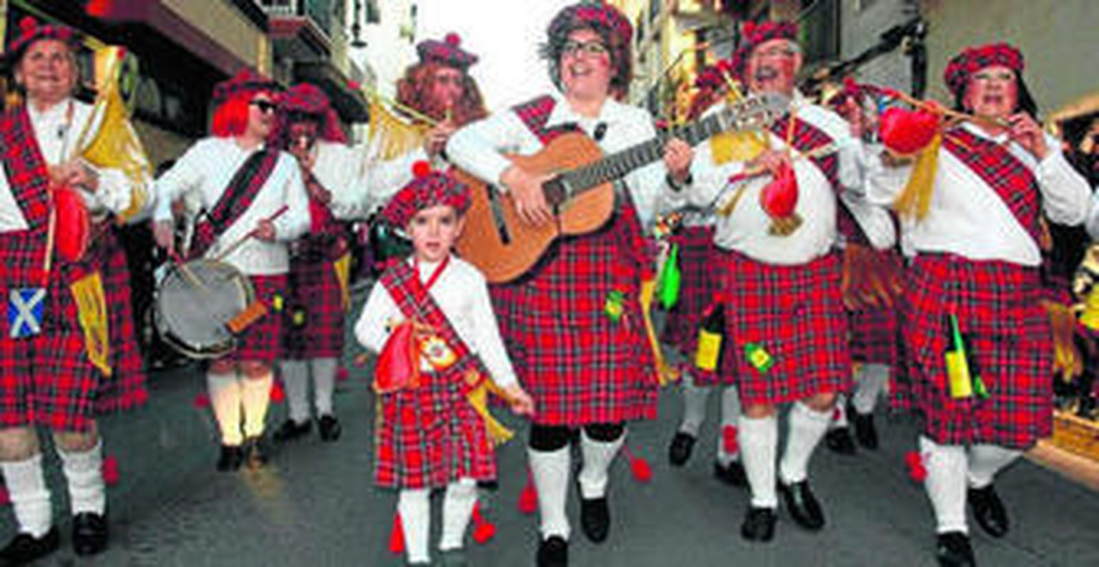 Los vecinos de Adra se echan a la calle todos los años para disfrutar de su carnaval.