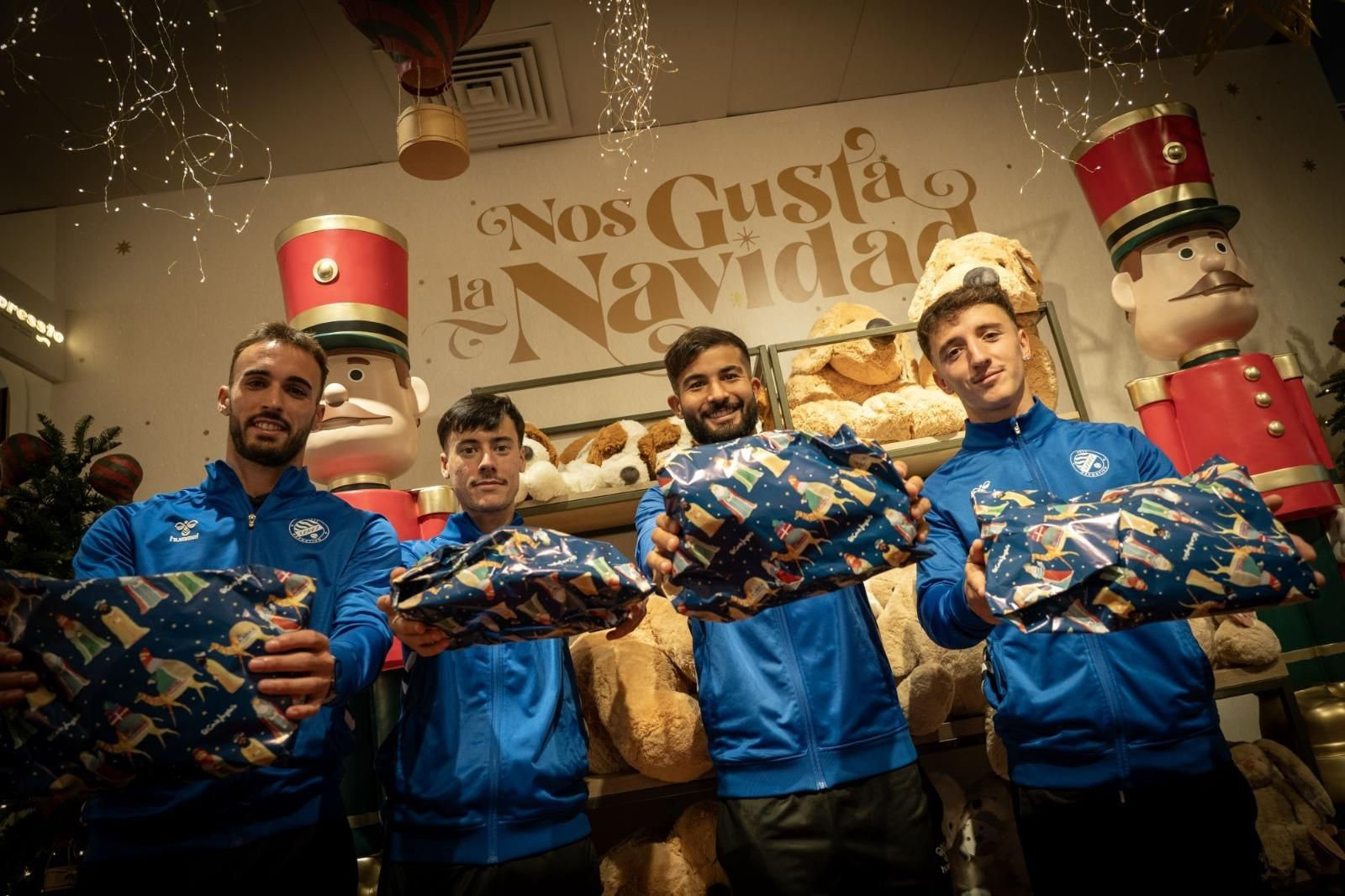 Imágenes de la visita del Xerez DFC al Hospital de Jerez y al San Juan Grande