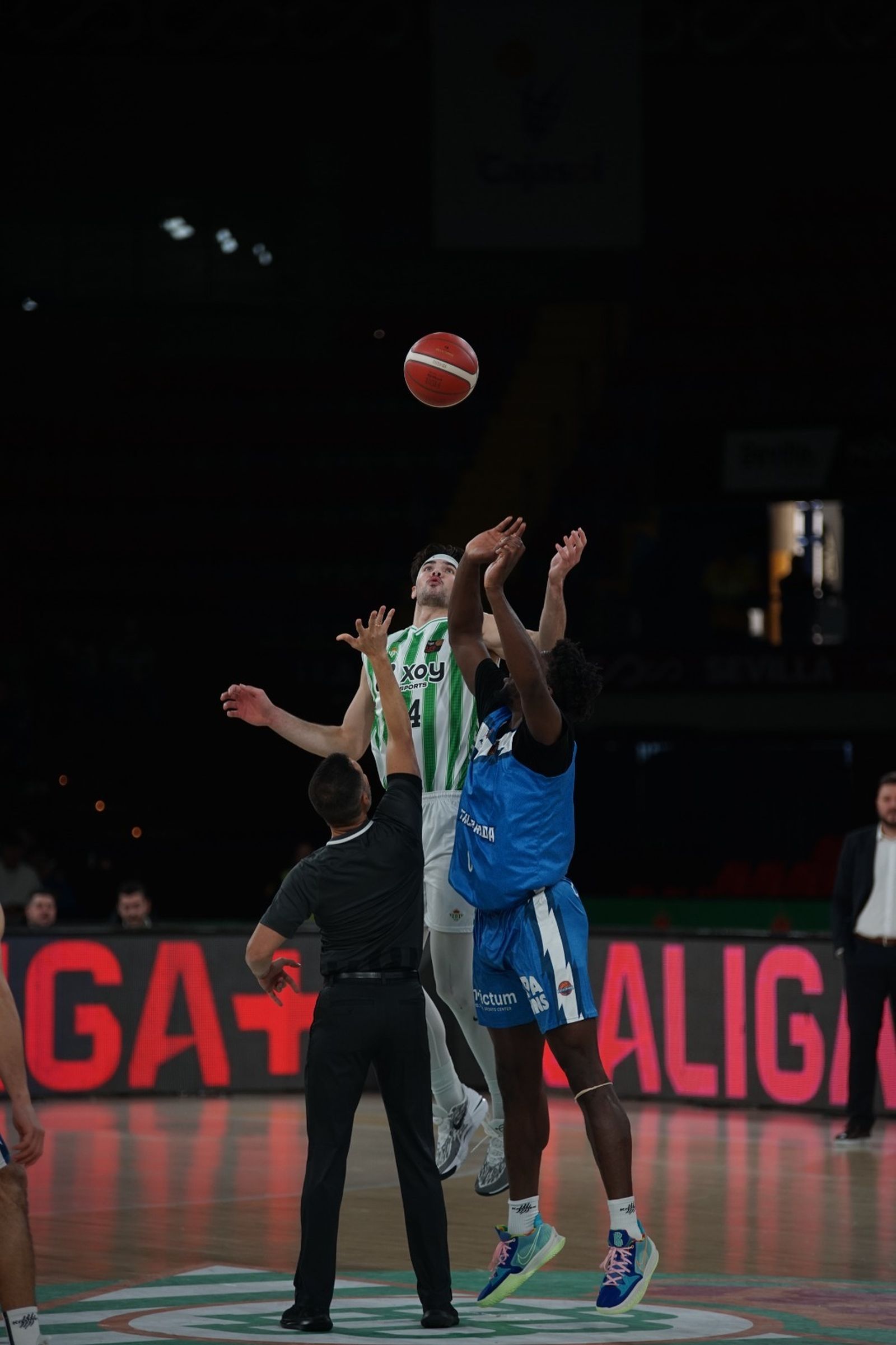 De Bisschop disputa con Abu el salto inicial.