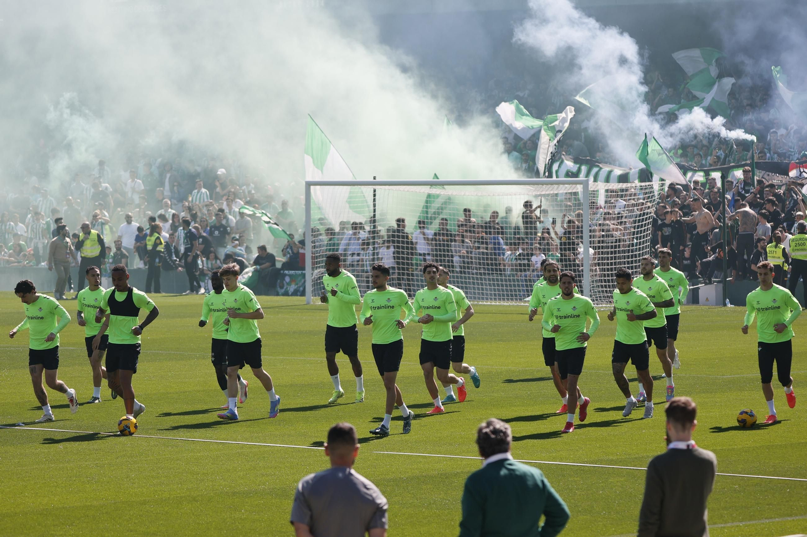 Las imágenes del gran ambiente en el entrenamiento del Betis