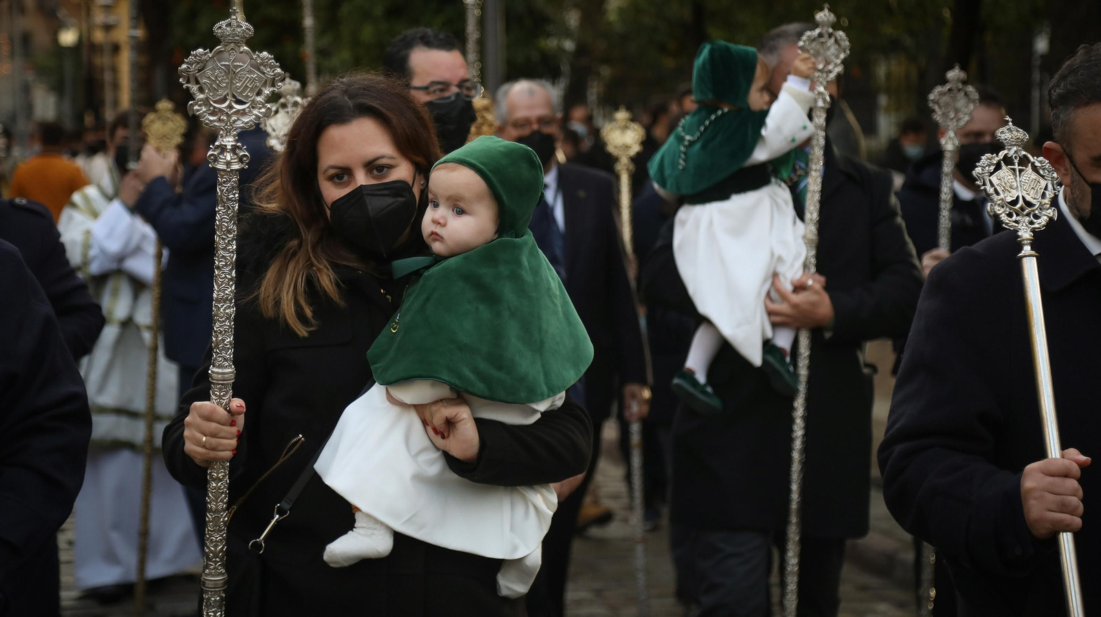 Gran ambiente cofrade en el traslado de la Virgen de la Esperanza a la Catedral