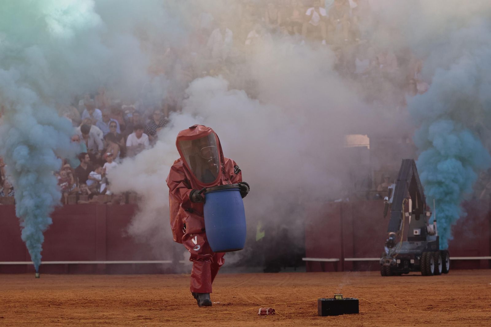 Las imágenes de la espectacular exhibición de la Policía Nacional en la Maestranza