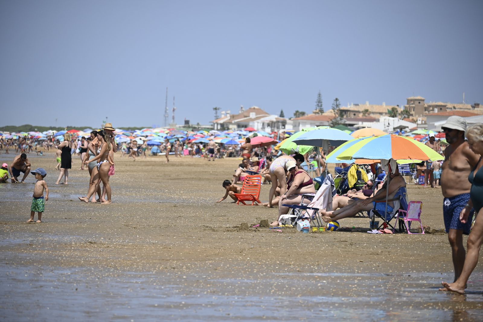 Ambiente en la playas de Huelva este sábado 22 de julio, en imágenes
