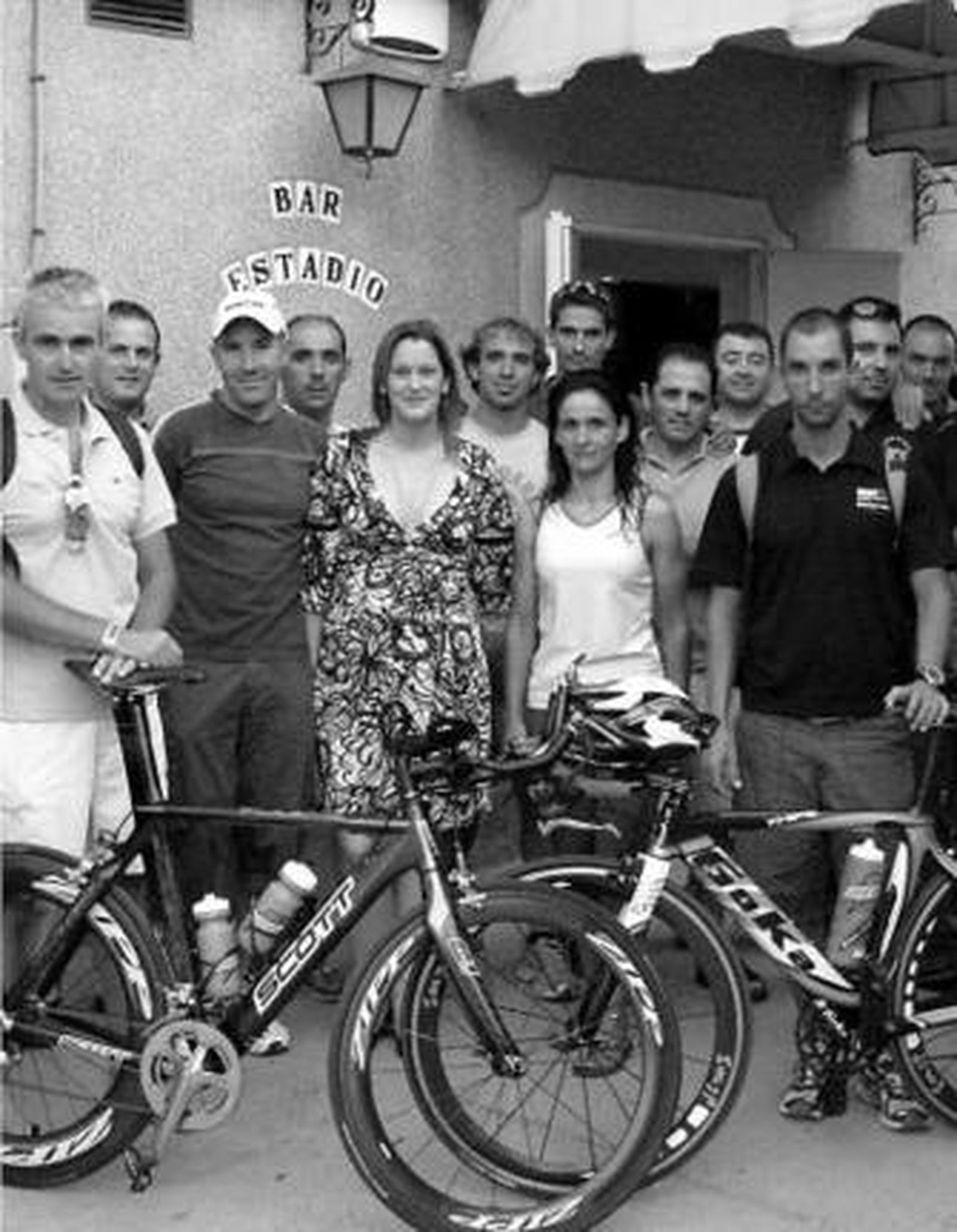 Ainhoa Gil, con el grupo ciclista Juan Velarde.