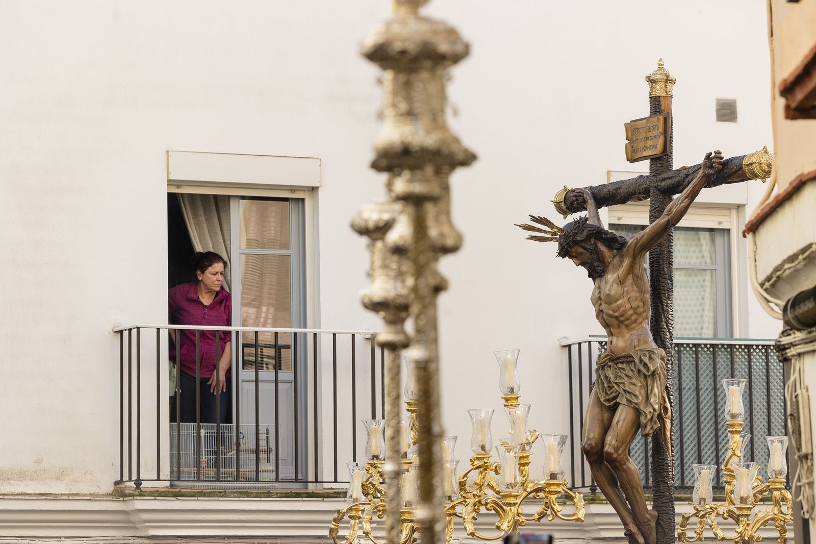 Las imágenes del vía crucis del Cristo de la Misericordia, de la hermandad de La Palma, a la Catedral