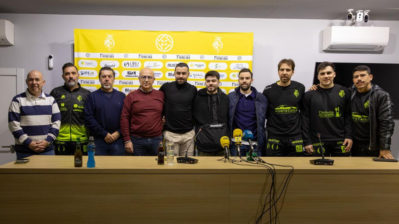 Chino, arropado por la cúpula del Jaén FS y varios compañeros.