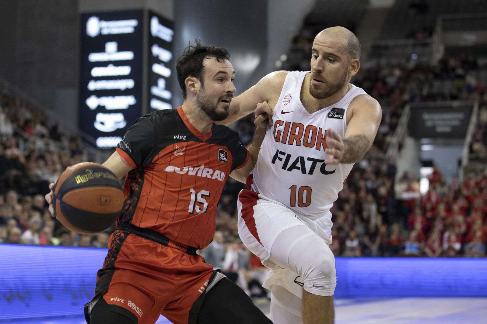 Lluís Costa intenta zafarse de Quino Colom.