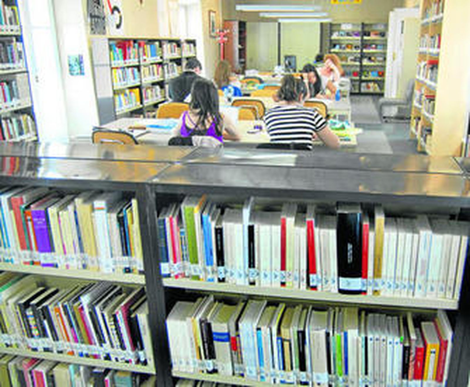 La Biblioteca es uno de los equipamientos municipales en los que los menores pueden realizar trabajos en beneficio de la comunidad.