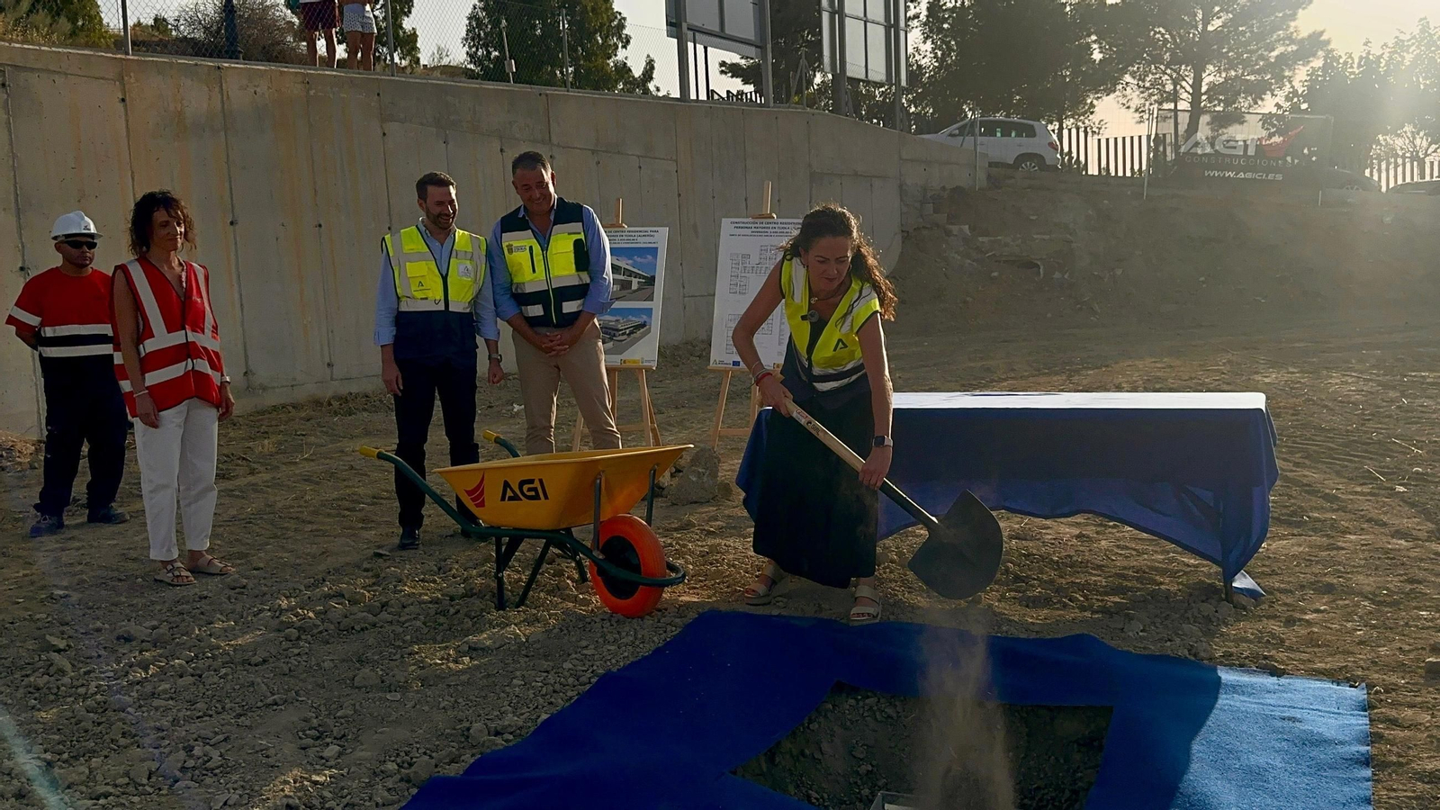 La delegada del Gobierno pone la primera piedra de la residencia de mayores.
