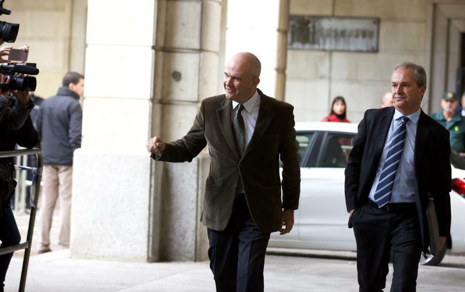 El ex presidente Manuel Chaves saluda a los periodistas al llegar a la Audiencia