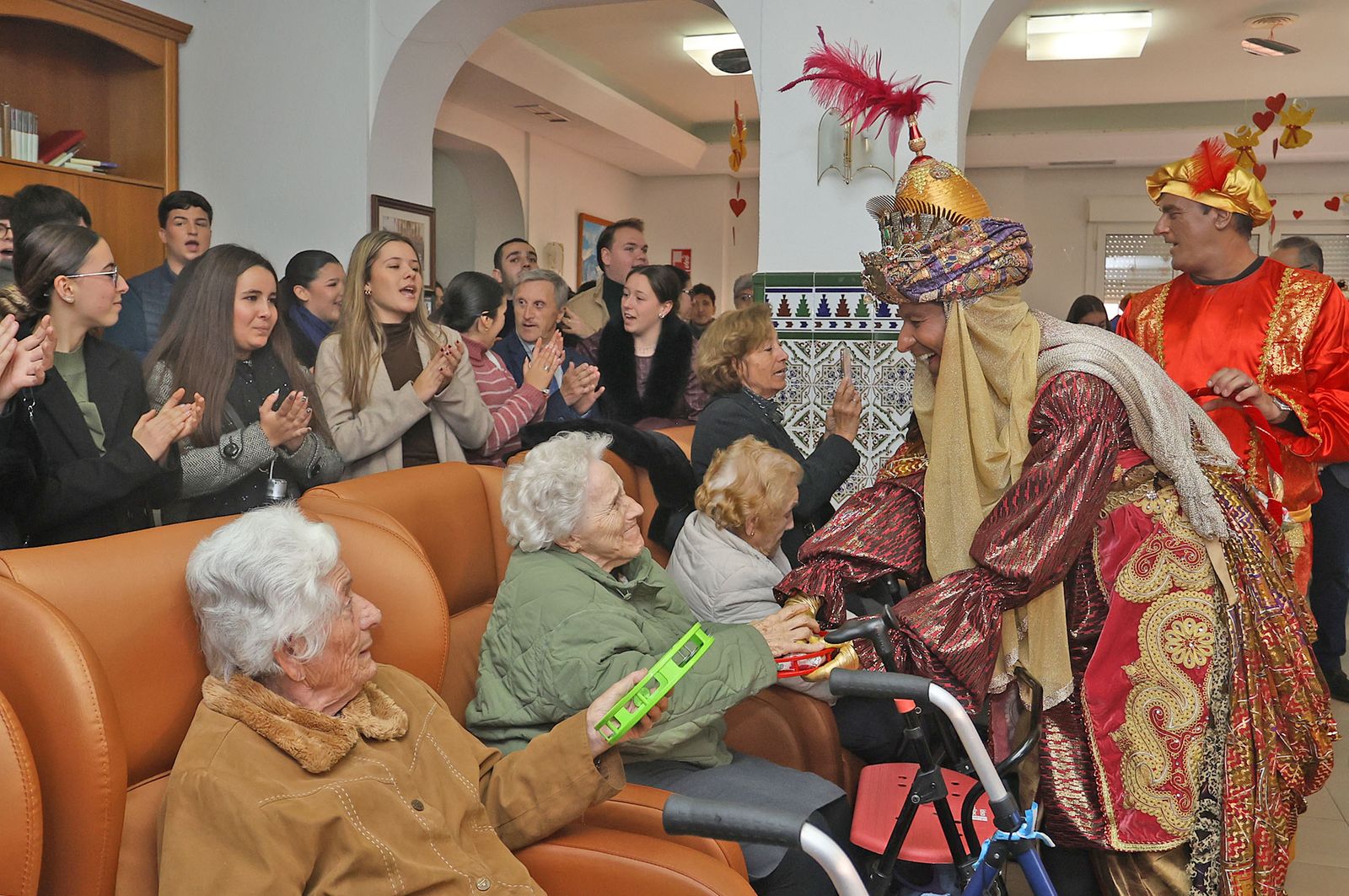 Reyes Magos de Huelva 2025: Imágenes de la visita al Asilo de Ancianos Santa Teresa de Jornet