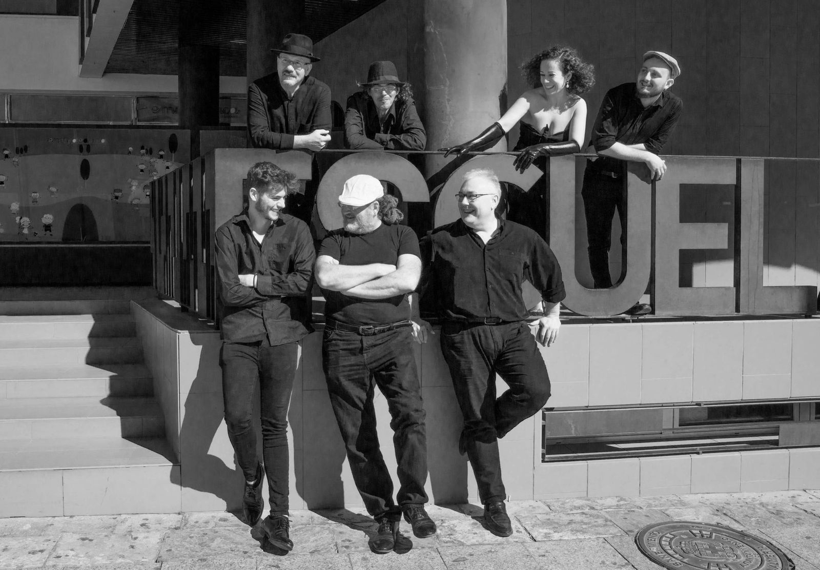 Los siete músicos de Music Soul & Cinema a las puertas de la EMMA.