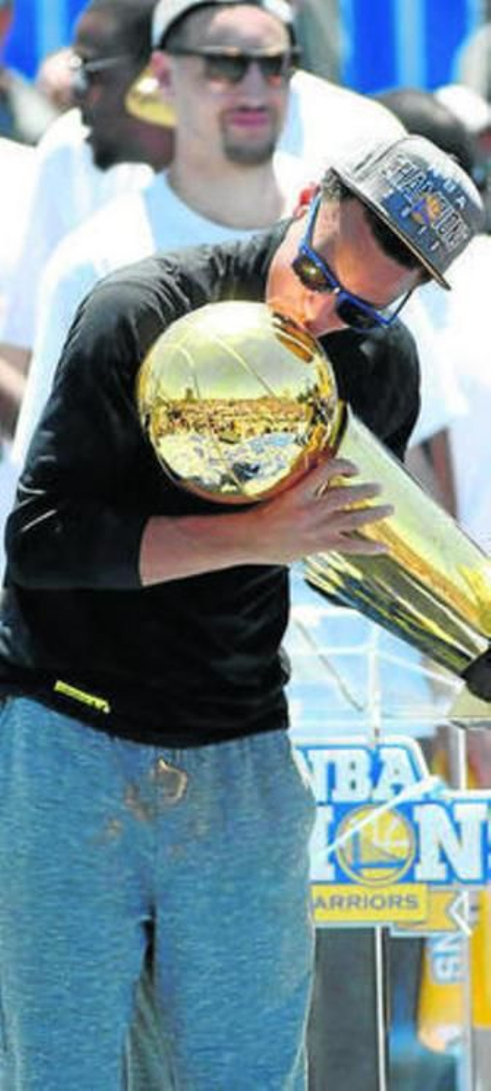 Curry besa el trofeo.