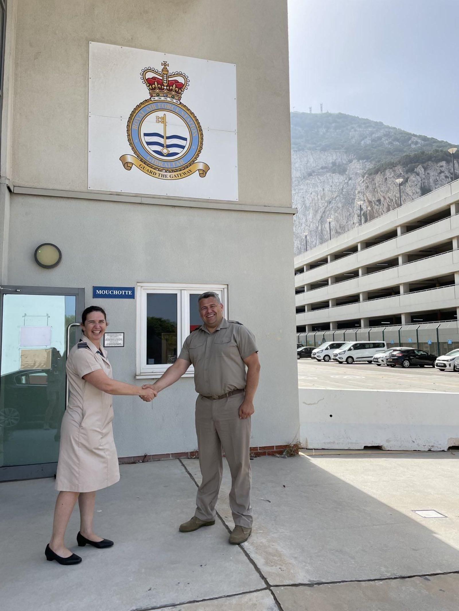 Nel Doherty estrecha la mano de Tom Harvey en Gibraltar durante el relevo.
